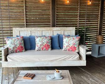 Luxe cabin minutes away from Marty Stuart's Congress of Country Music - Philadelphia - Wohnzimmer