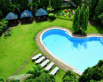 Days Hotel by Wyndham Batangas - Batangas - Zwembad