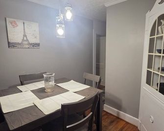 Blue Bird Manor 3-bedroom house located in the heart of Orangeburg - Orangeburg - Eetruimte