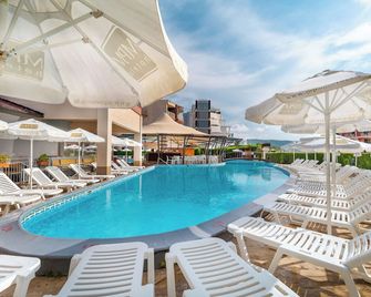 MPM 奧雷爾飯店 - 超式 - 內塞巴爾 - 游泳池