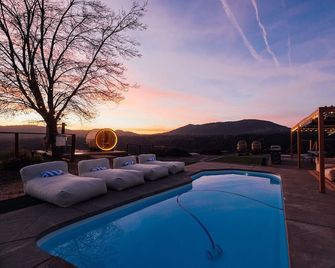 Tranquil hilltop wellness retreat with sweeping views & pool - Ahwahnee - Pool