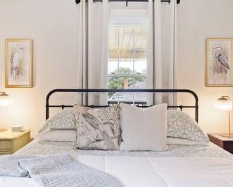 University Mill House-King/Fire pit/Hammock/Walk to the Ballpark, Greenway/Yard - Kannapolis - Bedroom