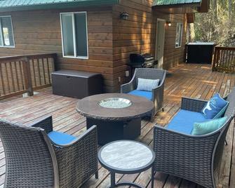 Shuswap getaway in beautiful Blind Bay! - Blind Bay - Patio
