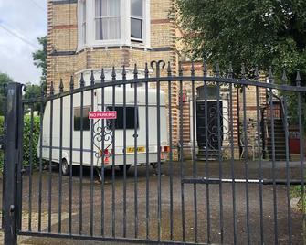 Well located, City Budget Studio ApartmentbrbrIdeal for business visitors to area - Pontypool - Building