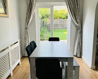 Housesleeps5-Parking-Garden-Privateentra - Corby