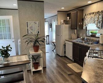 Relaxing tranquil setting, hot tub, fire pit; Pet friendly. - Middle Grove - Kitchen