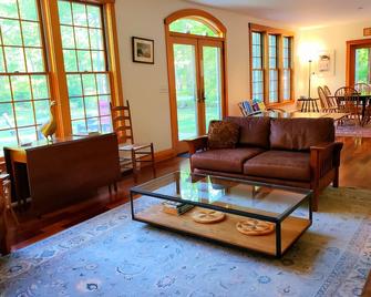 Great Price!pets Welcome! 2 Decks, Porch,linens Included,outdoor Shower, A/C - West Tisbury - Living room