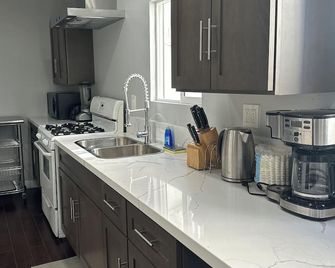 Century Inn at Lax - Inglewood - Kitchen