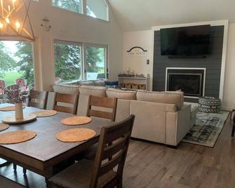 Waterfront retreat; open concept; remodeled; perfect for large families! - Pigeon - Dining room