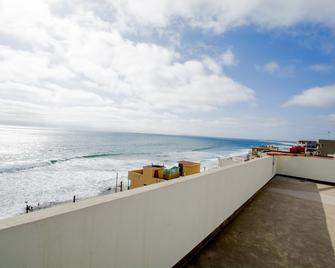 Ocean-VIEW Two Story Condo on the beach - تيجوانا - شرفة