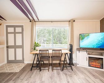 Cozy Colorado Rocky Mountain Cabin - Golden - Dining room
