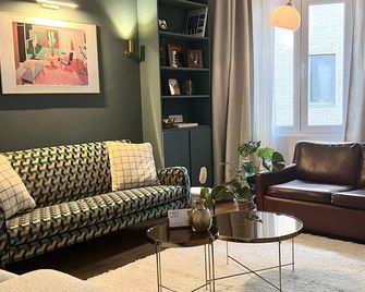 3 Min Walk-Meir Cozy 3-4br House - انتورب - غرفة معيشة