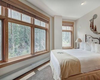 Luxurious 2 BR in River Run Village with Ski in ski out, Kids Ski Free condo - Dillon - Bedroom
