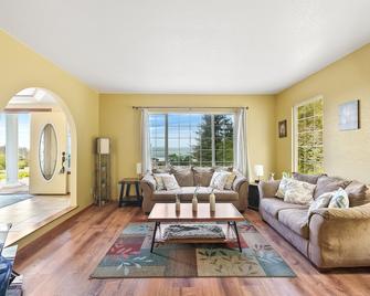 Forever Ocean View! - Smith River - Living room