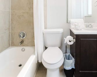 Beachside 2br 2ba - Pool & Balcony - Steps To Boca Beach - Boca Raton - Bathroom
