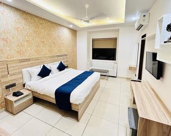 The Dwelling Inn - Greater Noida - Bedroom