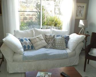 Cottage by the ocean Scarborough - Scarborough - Living room