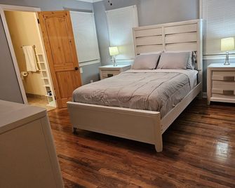 Goat House Close to Downtown Augusta - Augusta - Bedroom