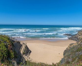 Holiday Home 'Margarida' with Private Terrace, Balcony and Wi-Fi - Longueira - Strand