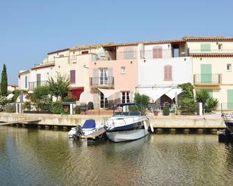 This very nice vacation home with private mooring awaits you in Aigues-Mortes and is ideal to take f - Aigues-Mortes - Bâtiment