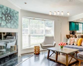 Serene 5br 2ba Winter Home With Hot Tub & Fire Pit - Irving - Living room