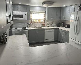 Enjoy our beautiful lake front cottage on little lake with our 4 bedroom cottage - Colborne - Kitchen