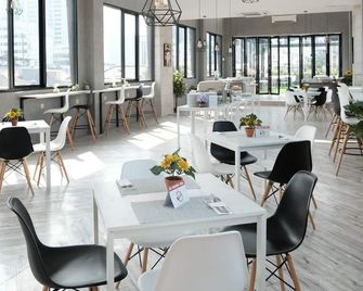 دبامبو سويتس - جاكرتا - مطعم