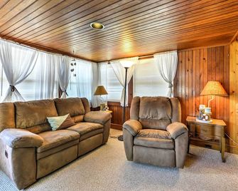Breezy Ship Bottom House w/ Yard + Beach Access! - Ship Bottom - Sala de estar