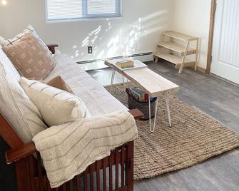 Sunny apartment in the heart of Kenai - Kenai - Living room