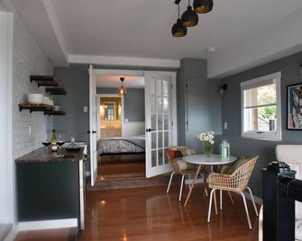 Les Chambres Roses B&B - Green Room (Private Suite with Lake View) - West Kelowna - Comedor