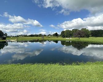 Farmhouse at Memory Lake Sleeps 6 - 3 bedrooms - 1 bath - Burton
