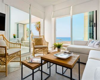 Beautiful 2 Bd House With Terrace & Views to the Beach Pedregalejo - מלאגה - סלון