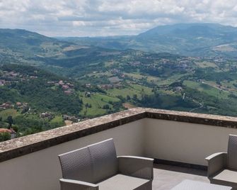 Titano Suites - San Marino - Balkong