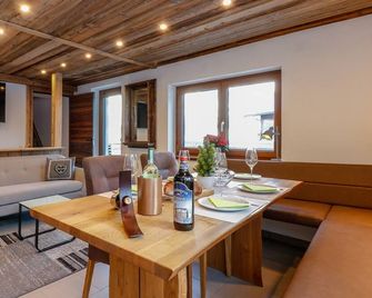 Ski-in/ski-out group house with balcony - Rauris - Eetruimte