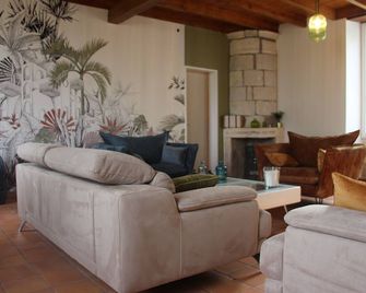 Domaine de Kiba Maison de Maitre. 4 Suites Idéal Pour Cousinade-familles-réunion - Barzan - Salon