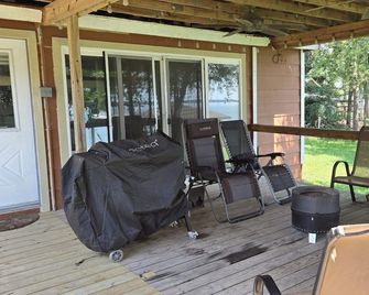 Lakefront house with boat house. - Jewett - Patio