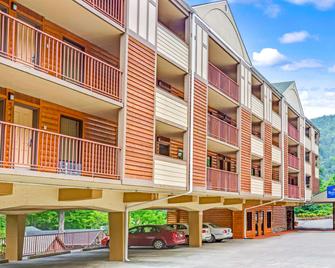Baymont Inn & Suites Gatlinburg On The River - Gatlinburg - Edificio