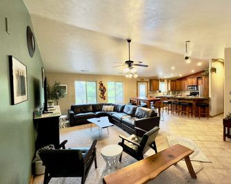 Avail 4th of July! Big Patio, BBQ & outdoor dining. Walkable, right downtown! - Springdale - Вітальня