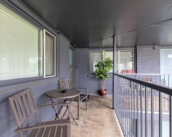 Delightful Charmer with Pool Access - Nashville - Balcón