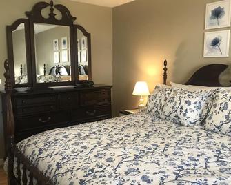 Beautiful rural setting cottage - Galax - Bedroom