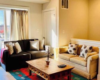 Four-level modern townhome with two grand pianos. - Alexandria - Sala de estar