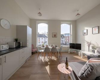Apartment 1 Isabella House, Aparthotel, By Rentmyhouse - Hereford - Living room