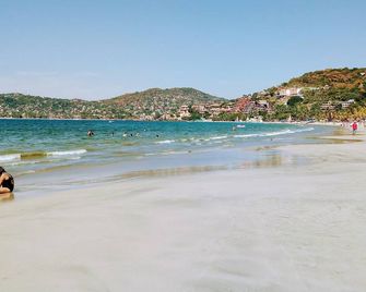 Geodesic Dome with Kitchen and A/C, 1 Block to the Beach - Zihuatanejo - Beach