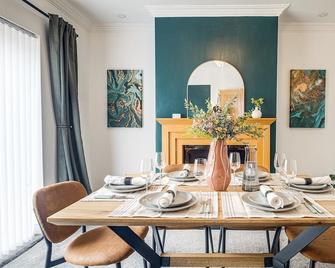 Modern|Family|Contractor|Netflix|Fast Wifi|Parking - Birmingham - Dining room