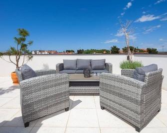 Luxury Apartment with Private Rooftop Terrace - Pula - Ban công