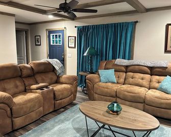 Quaint 3-bedroom house near Anacoco Lake - Leesville - Huiskamer