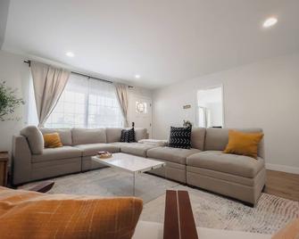 Serene river view & beach walk, near Monterey Aquarium, Laguna Seca, Santa Cruz - Moss Landing - Living room