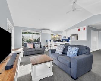 Tura Beach Getaway on Telopea - Tura Beach - Living room