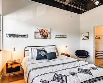 Modern Nashville Condo 5 Mi to Downtown! - Nashville - Bedroom