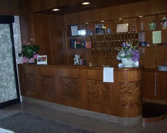 Hotel Carancini - 薩爾索馬焦雷泰爾梅 - 櫃檯